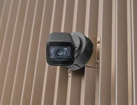 Eine Videokamera auf einer Gebäudewand.