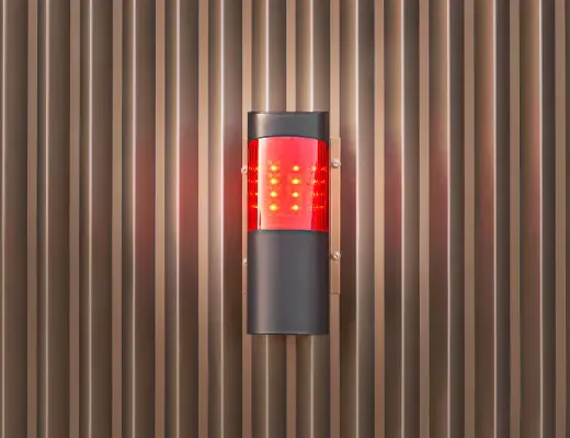 Eine rot leuchtende Alarmanlage an einem Gebäude.