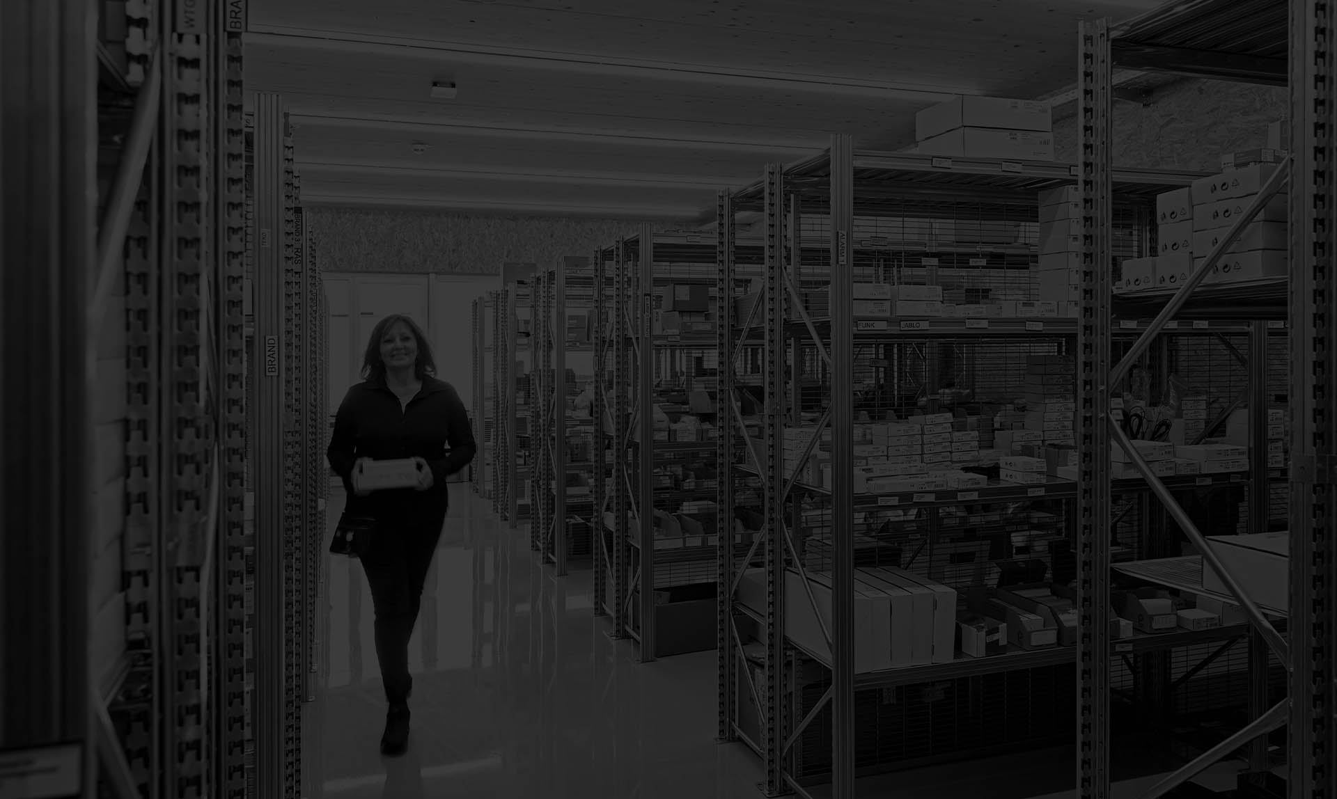 NTA Lager mit einer Mitarbeiterin